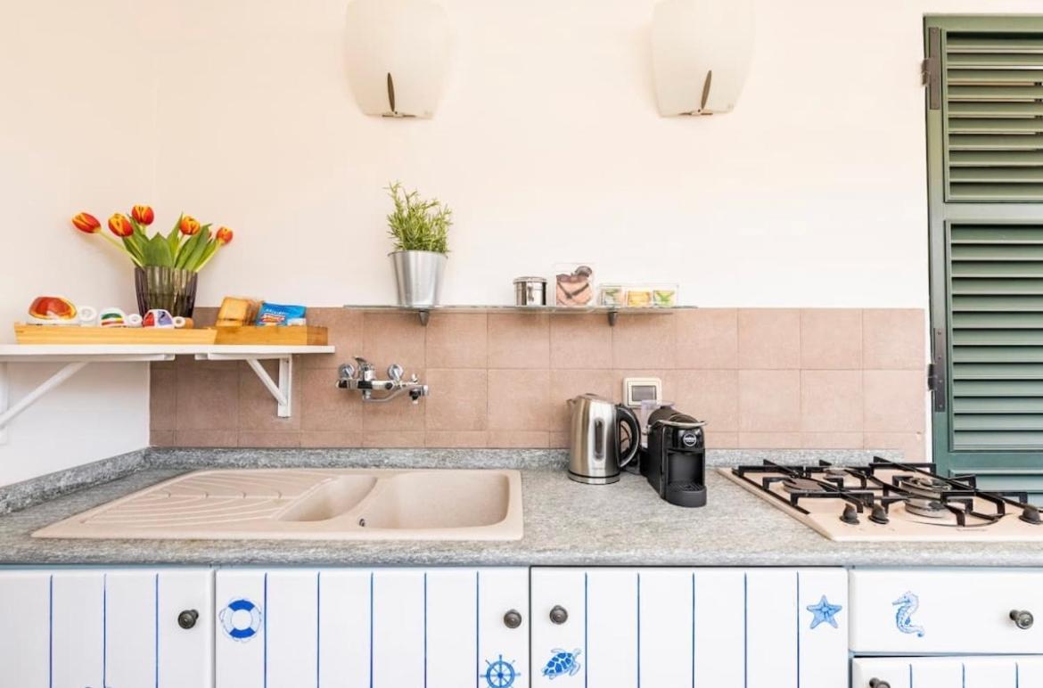 La Casa Al Mare Centro Storico Di Loano Con Garage Apartment Bagian luar foto