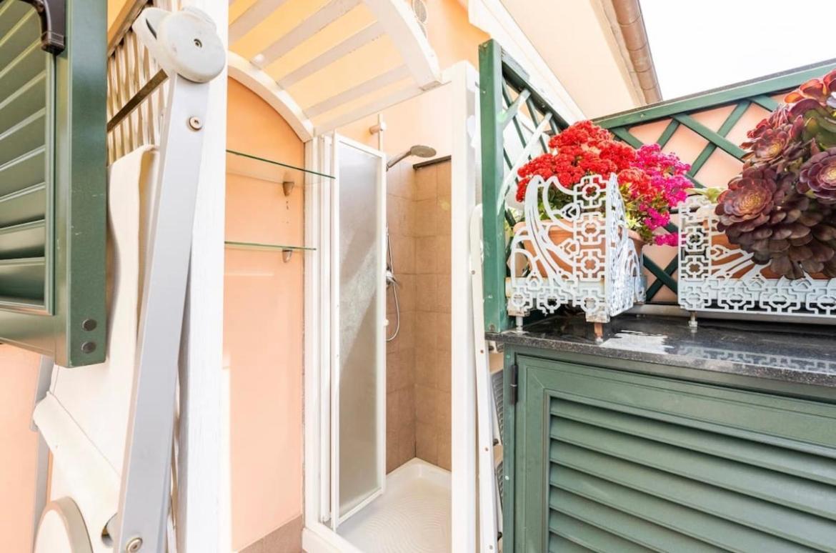 La Casa Al Mare Centro Storico Di Loano Con Garage Apartment Bagian luar foto