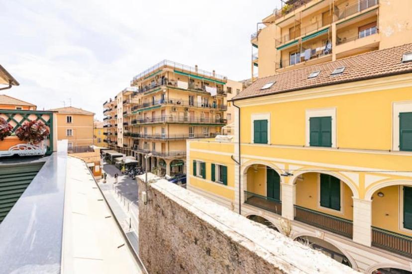 La Casa Al Mare Centro Storico Di Loano Con Garage Apartment Bagian luar foto